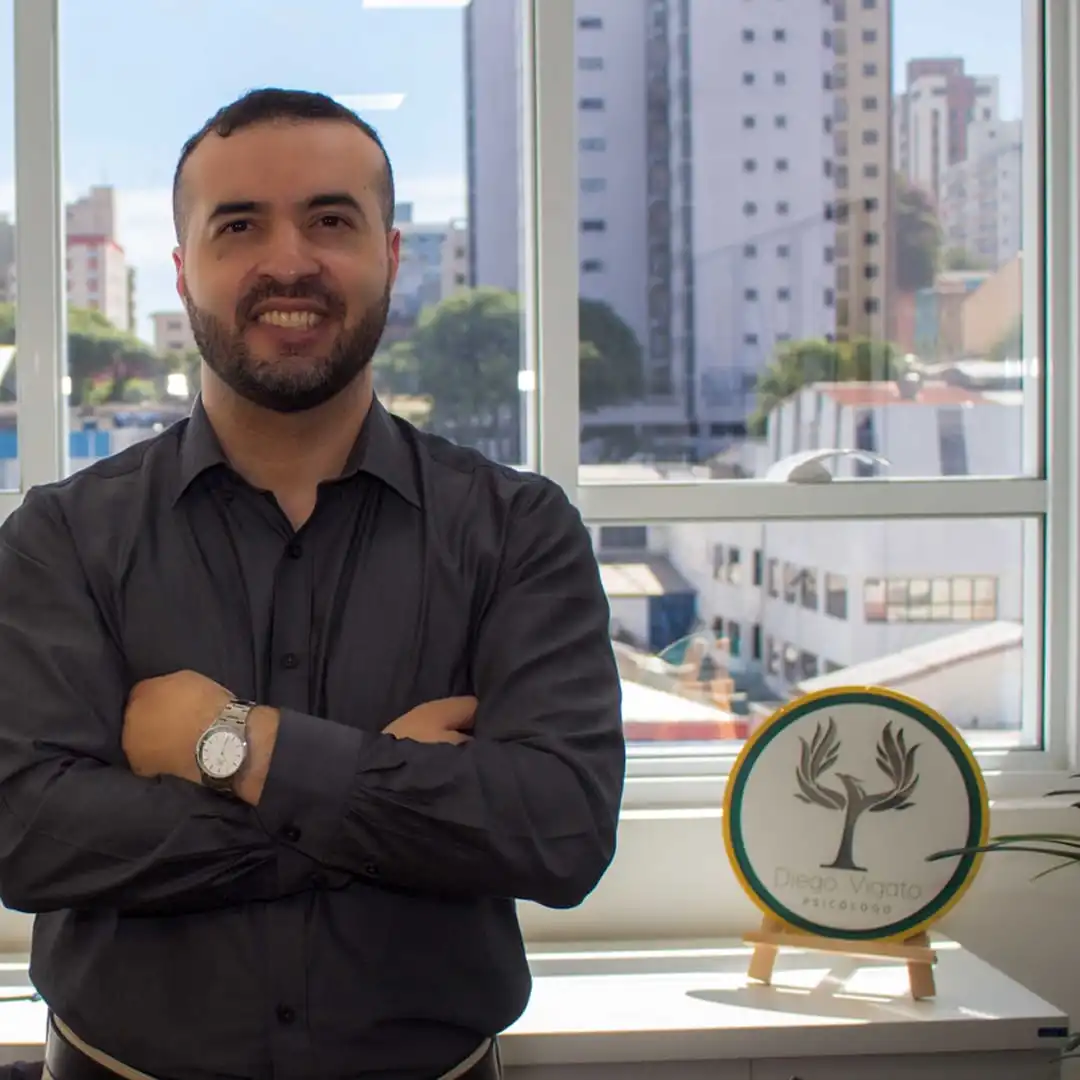 IMG-PSIpresencial01-psicologo-diego-vigato-retrato-profissional-vista-consultorio-sao-bernardo-do-campo.jpg 1